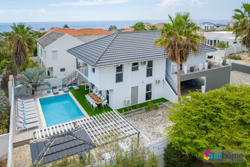 Luxe Villa met Appartement en 2 Zwembaden Vista Royal te Koop — Vista Royal
